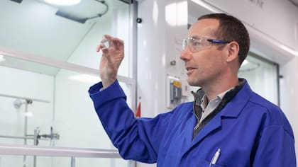 John Griffin trabaja sobre una versión de estado sólido de almacenamiento molecular.