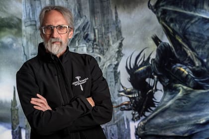 John Howe tiene 68 años