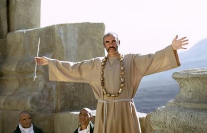 John Huston había fantaseado con la idea de filmar a Kipling desde los años 50, luego de terminar La reina africana. El proyecto demoró más de 20 años pero finalmente se concretó para convertirse en su despedida de la aventura en el cine.