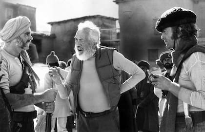 John Huston prepara una escena con Sean Connery y Michael Caine en pleno rodaje de El hombre que sería rey en Marruecos