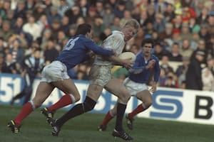 John Jeffrey avanza pese a la oposición de Phillippe Sella: fue en 1990, cuando Escocia ganó el Cinco Nacionales venciendo a todos y logrando el Grand Slam. A Francia lo derrotó 21-0