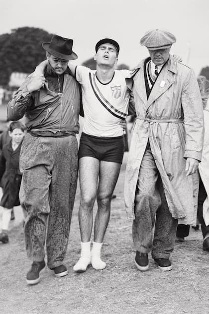 John Jr. es asistido por su padre y un entrenador, en los
Juegos Olímpicos de Londres, en 1948.