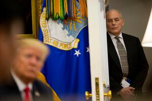 John Kelly mira a Donald Trump en la Casa Blanca, en 2018