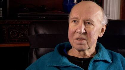 John Kingston siempre sospechó que su padrastro era un criminal de guerra