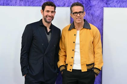 John Krasinski, director de Amigos imaginarios, y Ryan Reynolds, el actor protagónico de la película, posaron juntos en Nueva York. Reynolds interpreta a Cal, un adulto que también es capaz de ver a estos personajes imaginarios