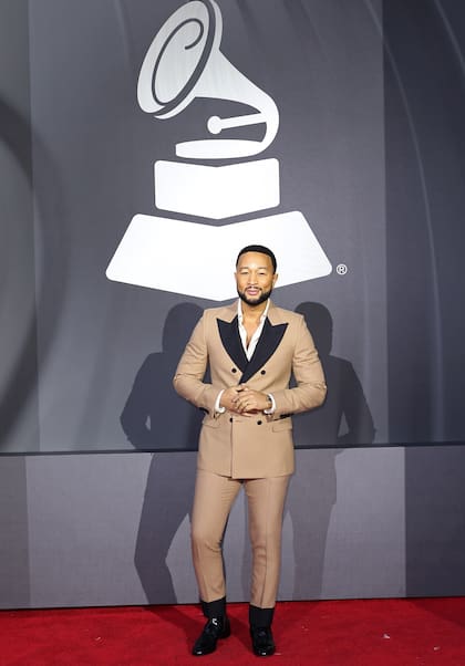 John Legend, una de las celebridades invitadas a la ceremonia, eligió lucir en traje en color crudo, con detalles en la solapa