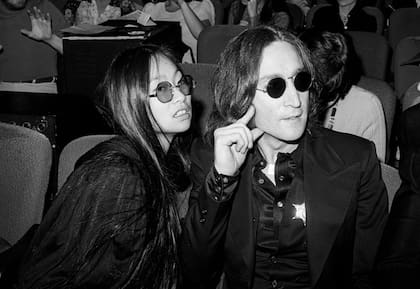 John Lennon y May Pang en el Beacon Theatre de Nueva York, el 17 de noviembre de 1974