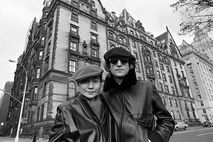 John Lennon y Yoko Ono, con el Dakota de fondo