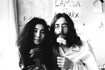 John Lennon y Yoko Ono en uno de sus famosos "bed in"