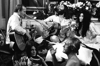 John Lennon y Yoko Ono cantan con el comediante Tommy Smothers, en 1969, en el Hotel Queen Elizabeth de Montreal
