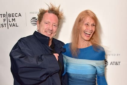 John Lydon con su mujer de toda la vida Nora Forster, a quien cuidó durante una larga enfermedad hasta su muerte en 2023