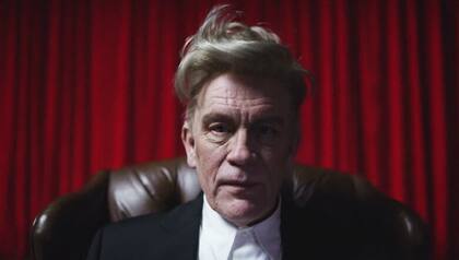 John Malkovich caracterizado como David Lynch