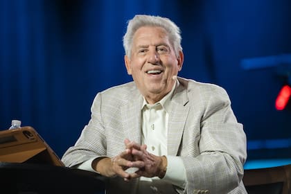 John-Maxwell: "El liderazgo es influencia, significa que tienes la capacidad de influir en las personas para que tomen buenas decisiones y asuman compromisos"