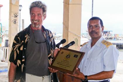 John McAfee durante una donación de un millón de dólares que realizó a la guardia costera de Belice en 2009