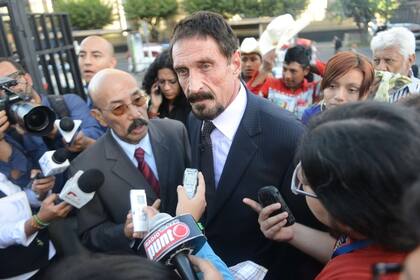 John McAfee responde preguntas de la prensa en Guatemala junto a su abogado Telésforo Guerra, tras estar ausente en las últimas semanas luego del asesinato de su vecino y compatriota Gregory Faull