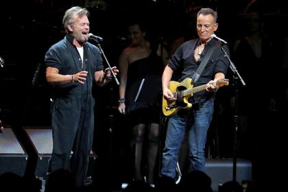 John Mellencamp y Bruce Springsteen recordaron viejos éxitos de sus repertorios