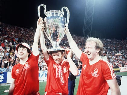John Robertson, a la izquierda; Ian Bowyer, en el centro y Kenny Burns, con la antigua copa de Europa