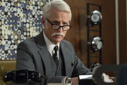 John Slattery, como Roger Sterling