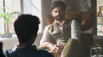 John Stamos, en una escena de la serie You