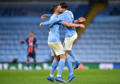 John Stones y Ruben Dias, integrantes de la zaga central, festejan la clasificación de Manchester City para la final.