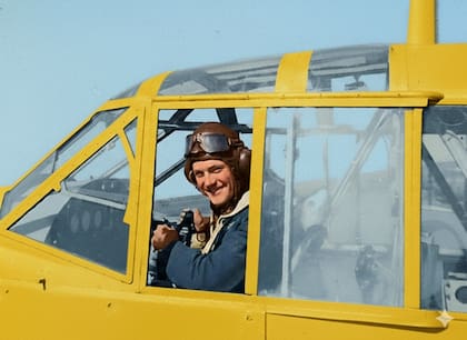 John Stower en su etapa de entrenamiento. Se lo aprecia en el puesto de comandante a bordo de un bimotor Avro Anson utilizado para realizar vuelos de adiestramiento. (Cortesía de Patrick Wilson).