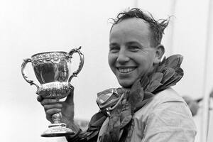 John Surtees, el piloto que dominó dos mundos diferentes como la Fórmula 1 y la categoría reina del motociclismo de velocidad