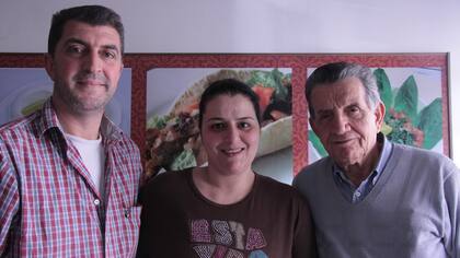 John Tahan y Mervat Saadi con Abdala Saadi, su tío que los invitó. GZA Familias Matar y Tahan