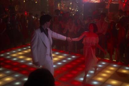 John Travolta en Fiebre de sábado por la noche; uno de los trajes originales forma parte de una subasta