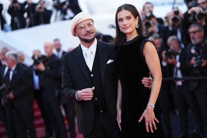 John Travolta fue otro de los protagonistas de la jornada, al recibir la Palma de Oro por su trayectoria. Con un particular look que incluyó una boina en color marfil, la estrella hollywoodense acudió a la cita junto a su hija Ella Bleu