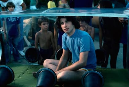 John Travolta protagonizó la película El chico de la burbuja de plástico, en 1976