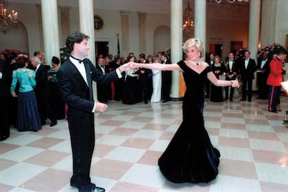 John Travolta saca a bailar a Lady Di el 9 de noviembre de 1985 en una cena formal en la Casa Blanca