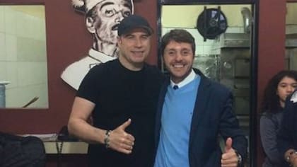 En 2016, John Travolta se comió cuatro medialunas con crema pastelera en una panadería de Castelar
