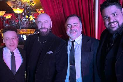 ¡Todos quisieron una foto con John Travolta!