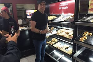 El día en que John Travolta sorprendió a todos al ir a comprar facturas a Castelar