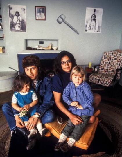 John Trudell en Alcatraz junto a su familia, durante la ocupación de la isla (Bengt af Geijerstam)