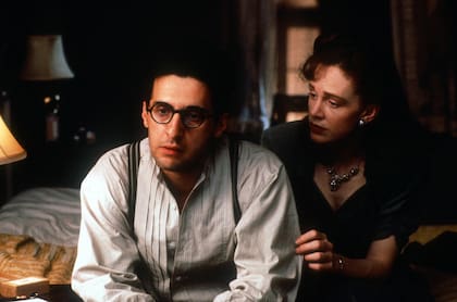 John Turturro interpreta a un escritor de teatro que llega a Hollywood para verse envuelto en una trama de film noir, en la que Judy Davies se convierte en una misteriosa femme fatale.