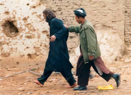 John Walker Lindh es llevado por un soldado de la Alianza del Norte luego de que fue capturado entre los prisioneros de Al Qaeda y los talibanes luego de un levantamiento en la prisión de Fort Qali-i-Janghi cerca de Mazar-i-Sharif.