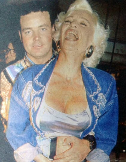 John Wayne Bobbit junto a Silvia Süller, en la noche porteña