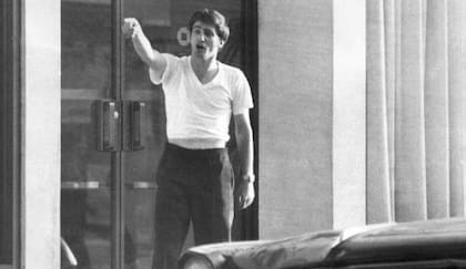 John Wojtowicz en la puerta del banco, en 1972, cuando comenzó la toma de rehenes