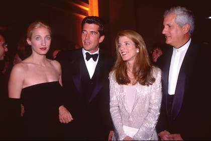 John y Carolyn asisten a un evento social junto a la hermana de él, Caroline Kennedy y su marido, Edwin Schlossberg. Era 1998.