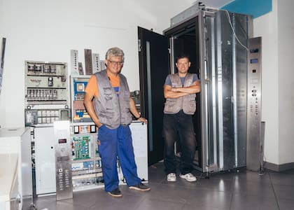 John y Paris Skouros, hermanos y propietarios de la empresa de ascensores Skouros & Sons, en sus oficinas de Atenas el 8 de septiembre de 2023. El auge económico de Grecia ha revivido a empresas como la suya que antes estaban afectadas.