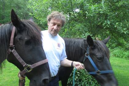 John Zdravich, con sus caballos en su casa de Cataluña, España