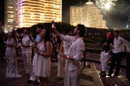 Johnnie Walker celebró el 2026 con 500 drones en Punta del Este.