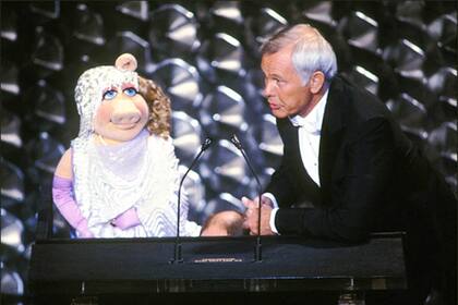 Johnny Carson y Miss Piggy de los Muppets