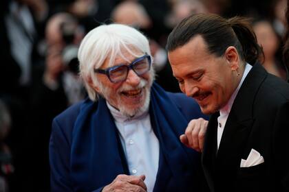 Johnny Depp bromea con el legendario actor francés Pierre Richard durante la presentación de la película Jeanne Du Barry, el martes pasado, en el Festival de Cannes 