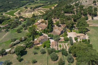 Johnny Depp compró la aldea, a 27 kilómetros de Saint Tropez, en 2001, cuando estaba casado con la actriz y cantante Vanessa Paradis.