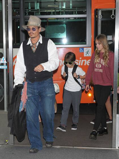 Johnny Depp con sus hijos Jack y Lily en el Aeropuerto Internacional de Narita, en Japón, en julio de 2013