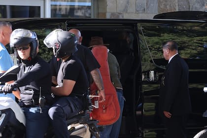 Sin soltar su guitarra en ningún momento, Depp se subió a la camioneta en donde lo esperaba su amigo Jorge Corcho Rodríguez