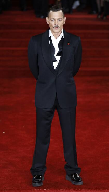 Johnny Depp interpreta a Edward Ratchett, el misterioso hombre que resulta asesinado durante el viaje en tren