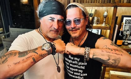 Johnny Depp junto a Jorge "Corcho" Rodríguez durante su visita a la Argentina a comienzos del 2025